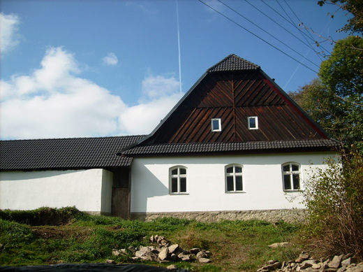 Zahrada od bazénu